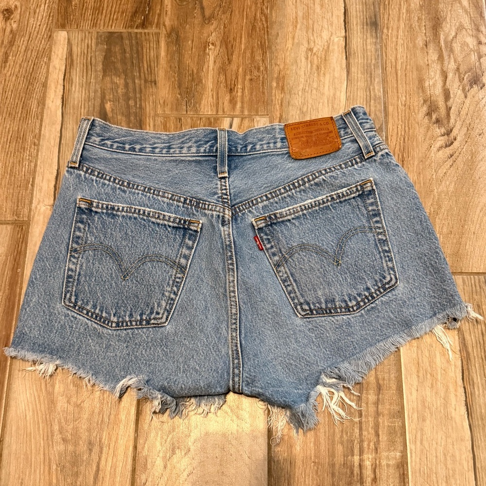 Levi’s Premium 501 High-Rise Denim Shorts PC9-56327-0032 - Picture 3 of 5